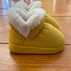 Baby/Toddler Fur Lined Boots size 5